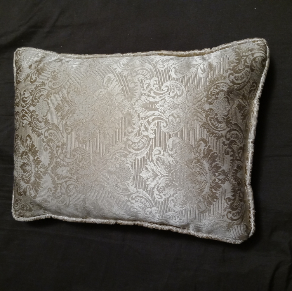 🏫 3 DESIGNER GOLD PRINT PILLOWS🌅🏝 - Picture 6 of 10